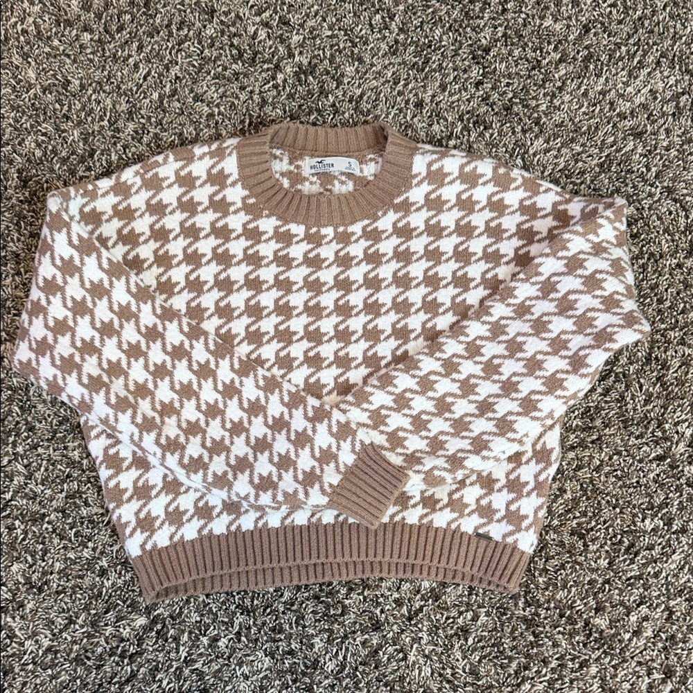 Hollister Tan & Cream Houndstooth Crewneck Sweater